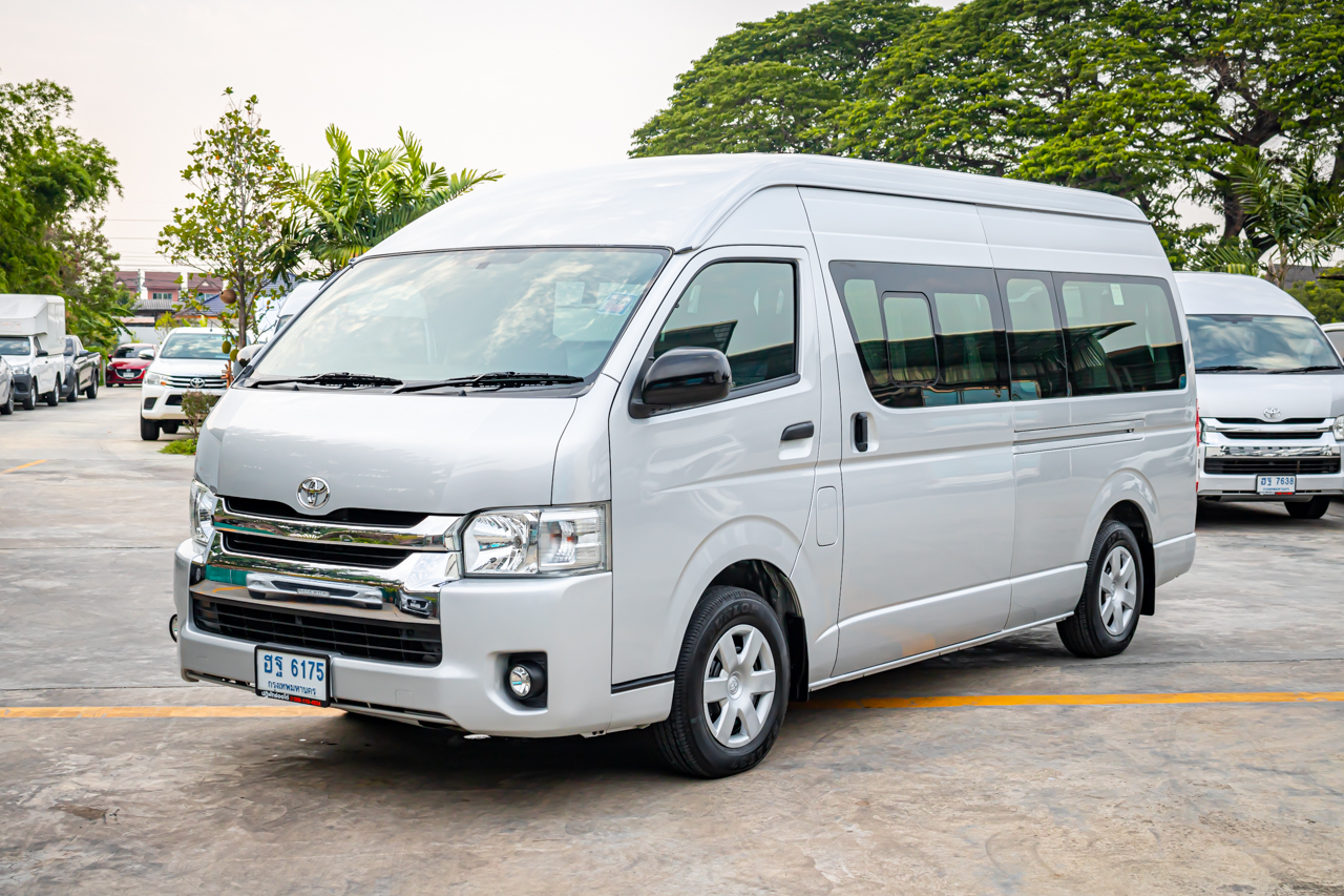 TOYOTA COMMUTER 3.0 GL AT 2018